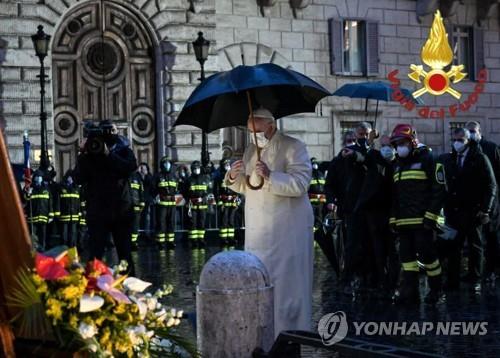 작년 12월 8일(현지시간)우산을 쓰고 성모상에 헌화하는 프란치스코 교황. 