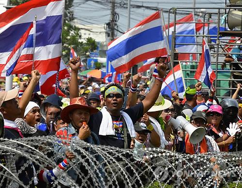 2014년 2월 당시 잉락 친나왓 정부에 반대하는 태국의 시위대 모습.