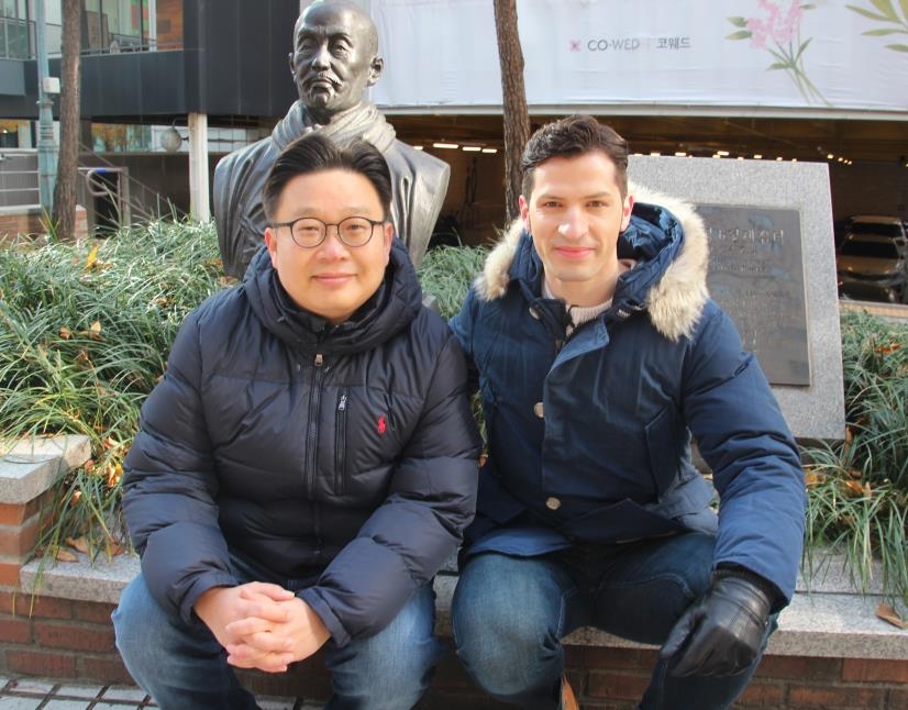 '서서하는 역사탐방' 영상을 제작한 서경덕 교수(왼쪽)와 방송인 알베르토 몬디 