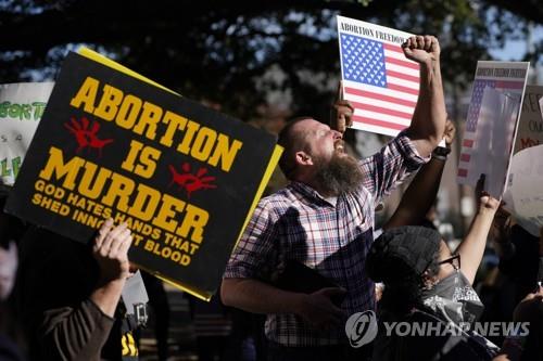"낙태는 곧 살인" 외치는 낙태 반대론자