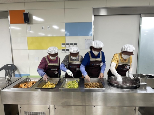 '공익활동형' 초등학교 급식도우미로 일하는 어르신들