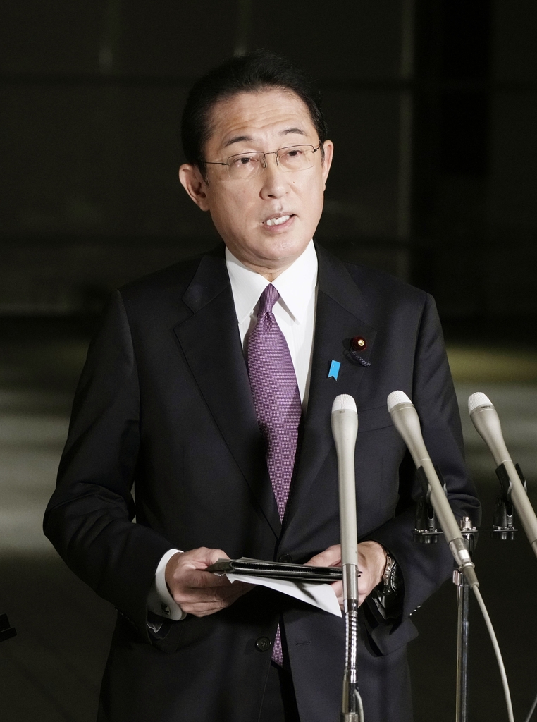 (도쿄 교도=연합뉴스) 기시다 후미오 일본 총리가 24일 오후 관저에서 취재진에게 베이징동계올림픽에 정부 대표단을 보내지 않기로 한 것에 대해 발언하고 있다. 