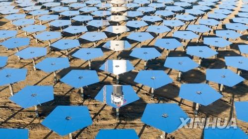 중국 신장위그루자치구의 사막에 설치된 태양광 발전 패널들