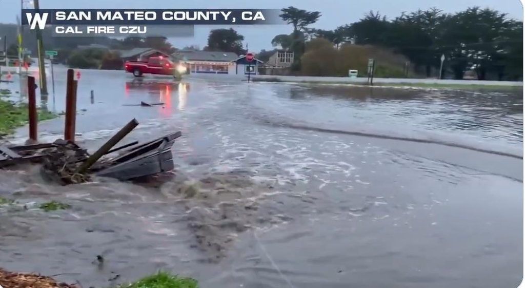 폭우로 침수된 캘리포니아주 샌마테오 카운티 도로