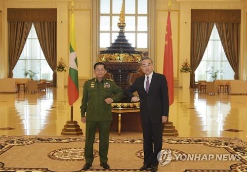 쿠데타 한달 전 중국 왕이 외교부장(오른쪽)과 면담하는 흘라잉 최고사령관