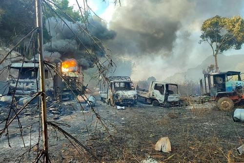 카야주 프루소 구 모소 마을에서 옆으로 늘어선 차들이 불에 타 잔해가 된 모습. 