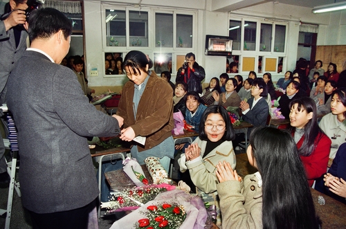 서울 대원중학교 졸업식에서 학생들이 졸업장을 받고 있다. 1995년 [연합뉴스 자료사진]