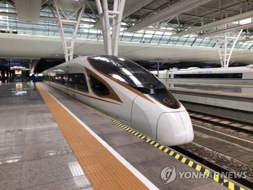 중국 상하이 훙차오역 정차한 고속철 열차