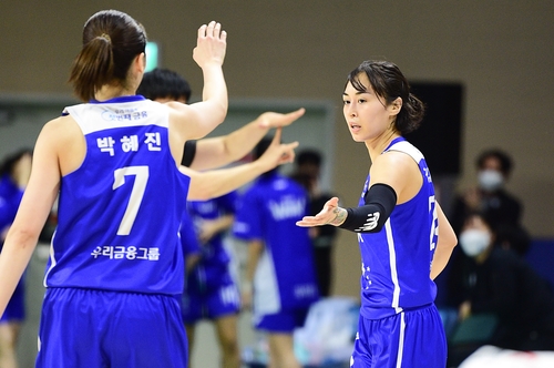 김소니아 22점…여자농구 우리은행, BNK에 19점 차 승리
