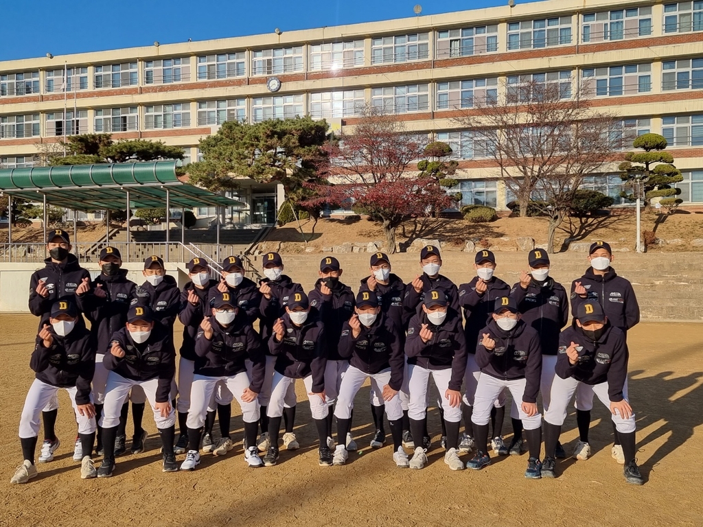 추신수가 기부한 보온점퍼를 입은 동인천중학교 야구부 선수들 