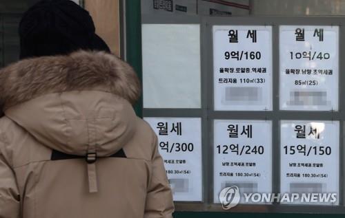 서울의 한 공인중개사무소 앞에 붙은 월세 관련 정보