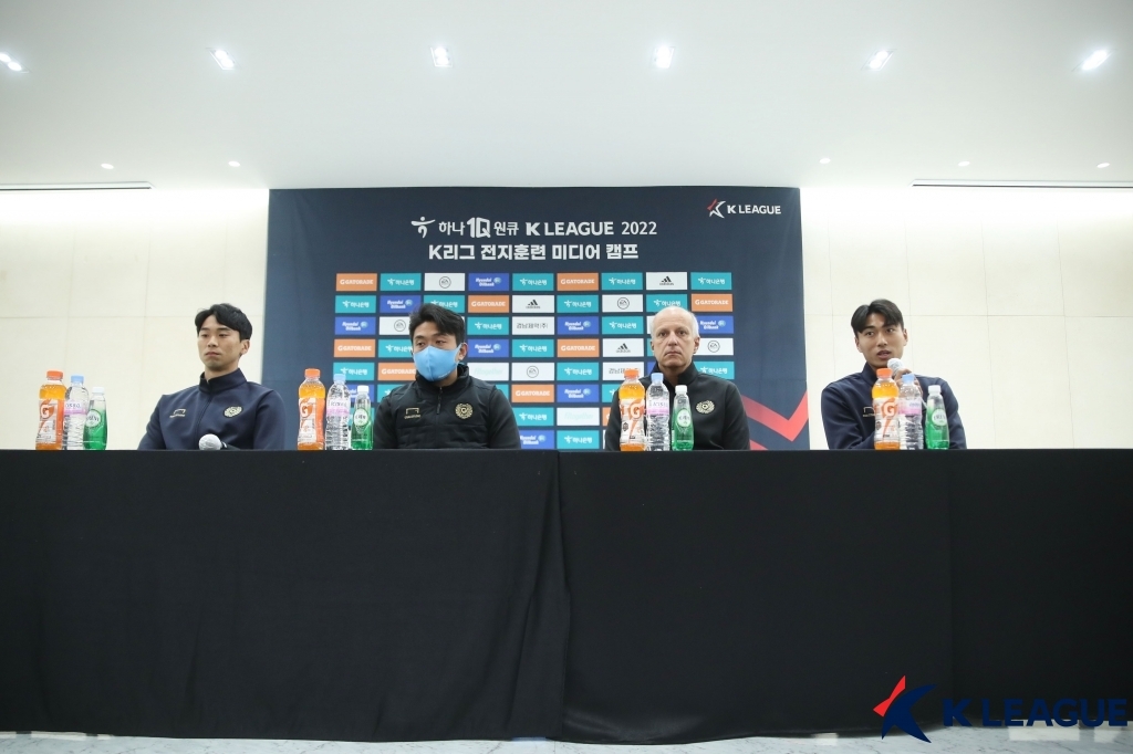 기자회견 참석한 가마 감독(왼쪽 두번째)와 김진혁(왼쪽), 정태욱(오른쪽)
