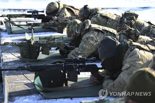 우크라이나 접경지역에서 사격 훈련하는 러시아군