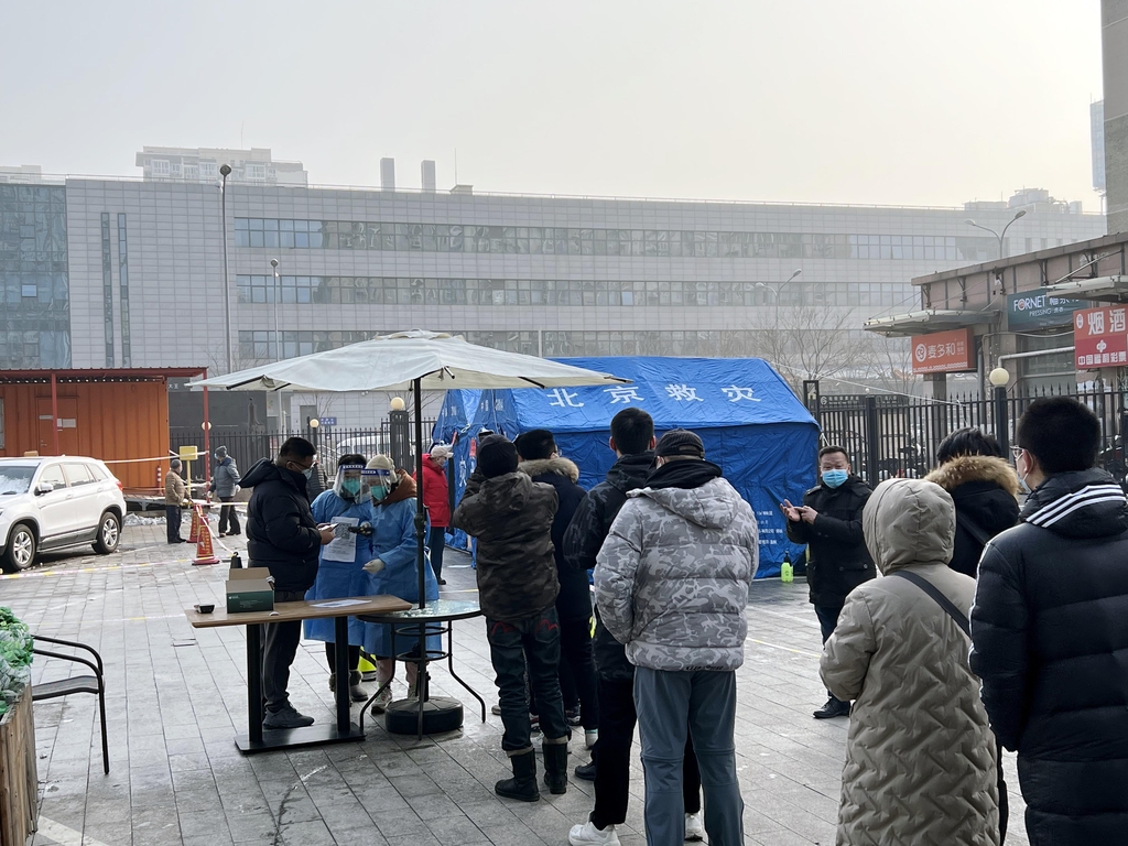 임시 핵산 검사소에 줄 선 베이징 시민들