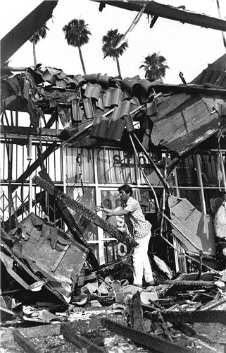 LA 폭동 당시 소유한 상점이 불타버린 재미 교포가 잔해를 정리 중이다.