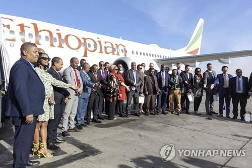 시험비행 전 보잉 737맥스 기종 여객기 앞에 선 에티오피아항공사 직원들