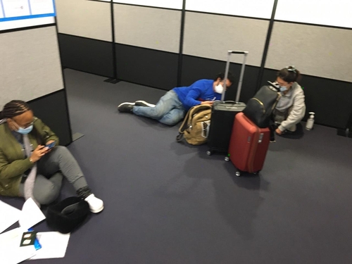 3일 인천공항 입국장 바닥에서 격리 신고서를 작성하는 아프리카발 입국자들