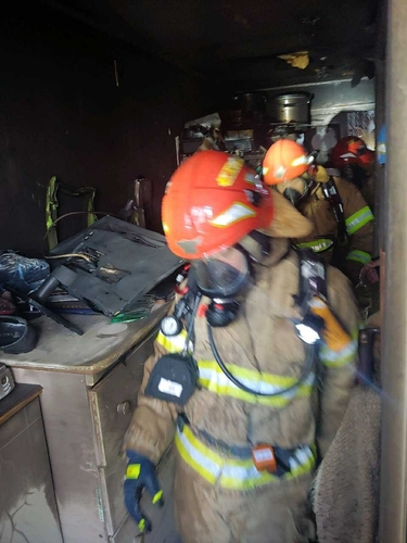 부산서 아파트 화재…1명 의식불명·주민 20여명 대피