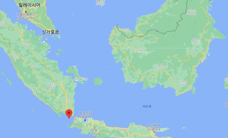 수마트라섬과 자바섬 사이 순다해협의 아낙 크라카타우 화산(빨간점)