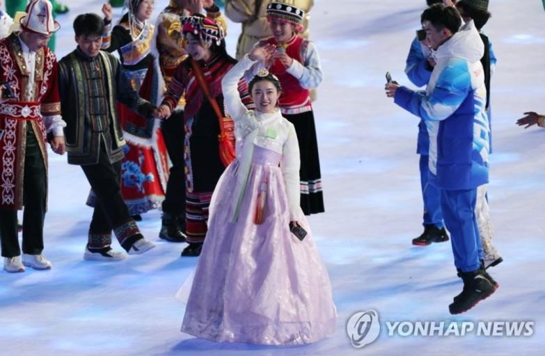 중국 조선족이 베이징 올림픽 개막식 때 한복을 입고 등장한 장면