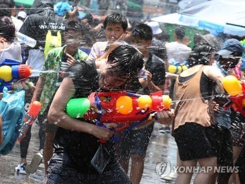 2019년 송끄란 축제 당시 물총으로 '물 뿌리기'를 즐기는 사람들. 