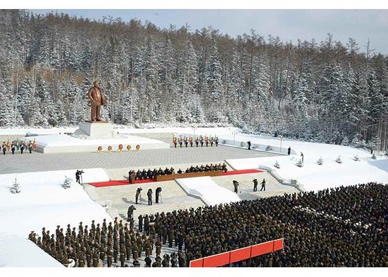 북한, 삼지연서 '김정일 생일' 중앙보고대회…김정은 참석