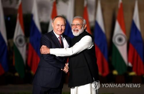 작년 12월 뉴델리에서 만난 모디 총리(오른쪽)와 푸틴 대통령. 