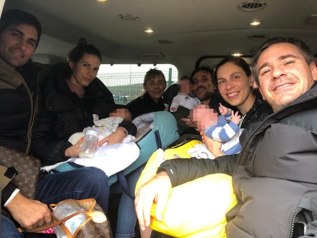 우크라이나에서 대리모를 통해 아기를 낳은 후 발이 묶였던 아르헨티나 가족들