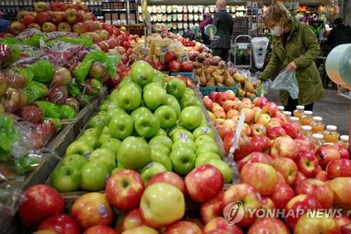 미국의 한 슈퍼마켓에서 쇼핑하는 여성 [AFP=연합뉴스 자료사진]