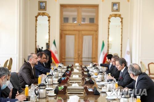 지난 5일 테헤란에서 IAEA 사무총장과 마주한 이란 외무장관(왼쪽 세번째)