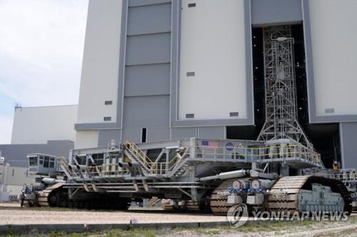SLS 로켓과 오리온 캡슐을 옮길 초대형 운송장비인 '크롤러-트랜스포터2' 