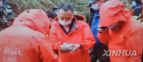 중국 여객기 추락현장서 발견된 블랙박스