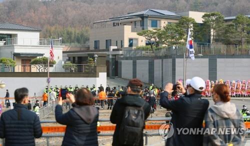 박근혜 전 대통령 도착 기다리는 시민들