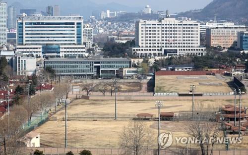 서울 용산구 합동참모본부 건물(왼쪽)과 국방부 청사, 인근 부지의 모습. 2022.3.22 [연합뉴스 자료사진]