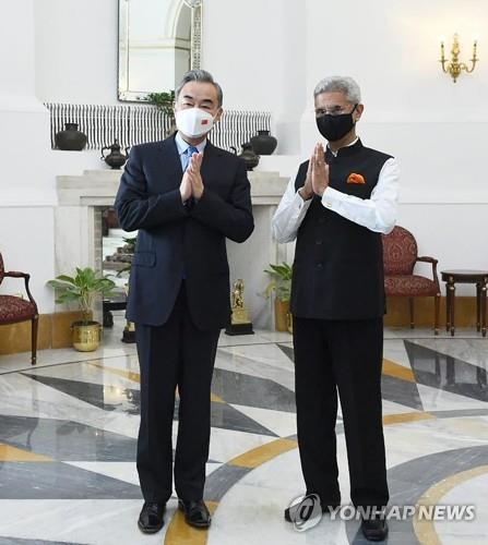  25일 인도 뉴델리에서 만난 자이샨카르 장관(오른쪽)과 왕이 부장. 