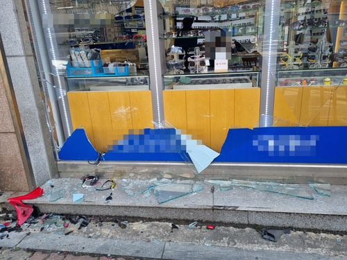 도림동서 오토바이가 택시 들이받고 상점 돌진…2명 부상