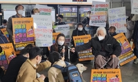 무릎 꿇은 김예지…장애인 단체에 