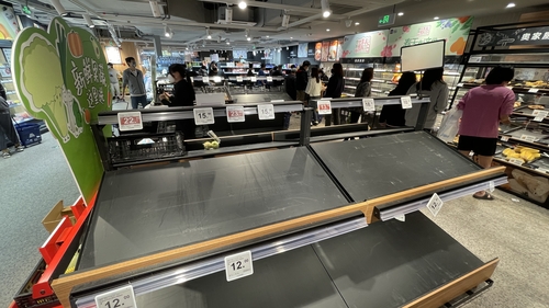 '코로나 순환봉쇄' 상하이 슈퍼마켓의 텅 빈 야채 매대