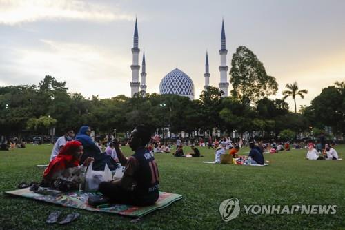 쿠알라룸푸르 외곽 모스크와 피크닉 즐기는 시민들