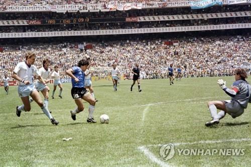 1986년 월드컵 잉글랜드와 8강전에서 슛을 시도하는 마라도나
