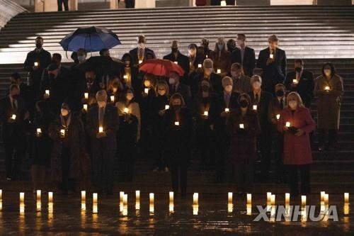 지난 2월 미국 의회가 코로나19 사망자 90만명을 넘은 뒤 묵념의 행사를 갖는 모습