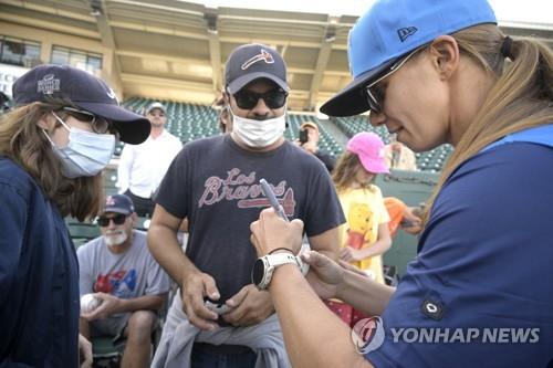 팬들에게 사인해 주는 볼코벡 감독