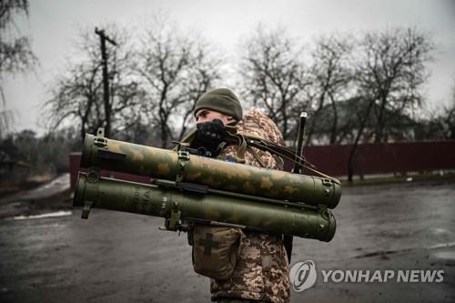 대전차 미사일 휴대한 우크라 군인