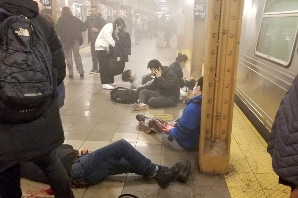 무차별 총격사건 발생 직후 브루클린 지하철역