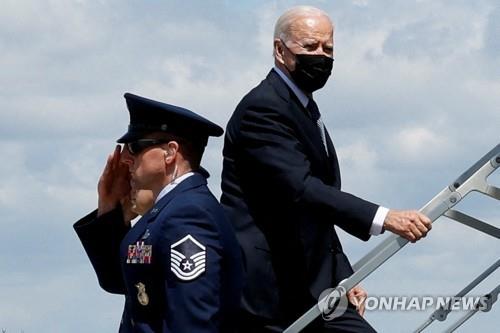 마스크 쓰고 전용기에 탑승 중인 조 바이든 미국 대통령
