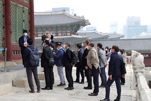 일본여행업협회(JATA) 관계자들이 경복궁을 둘러보고 있다.[한국관광공사 제공] 