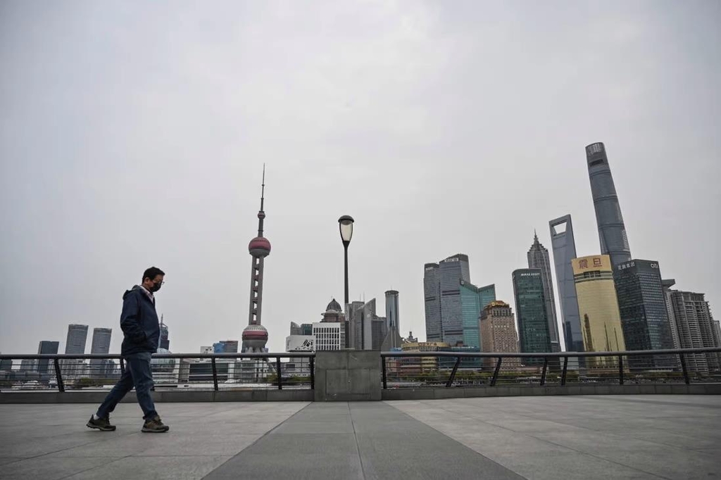 상하이 거리를 걷는 한 중국인