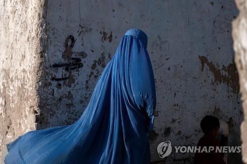 과거로 회귀하는 탈레반…"여성은 외출시 부르카로 얼굴 가려라"