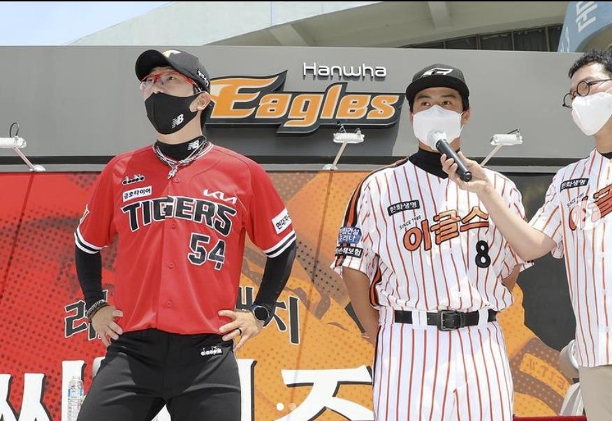 클래식 유니폼 입고 경기 전 팬 사인회에 나선 양현종(왼쪽)과 노시환