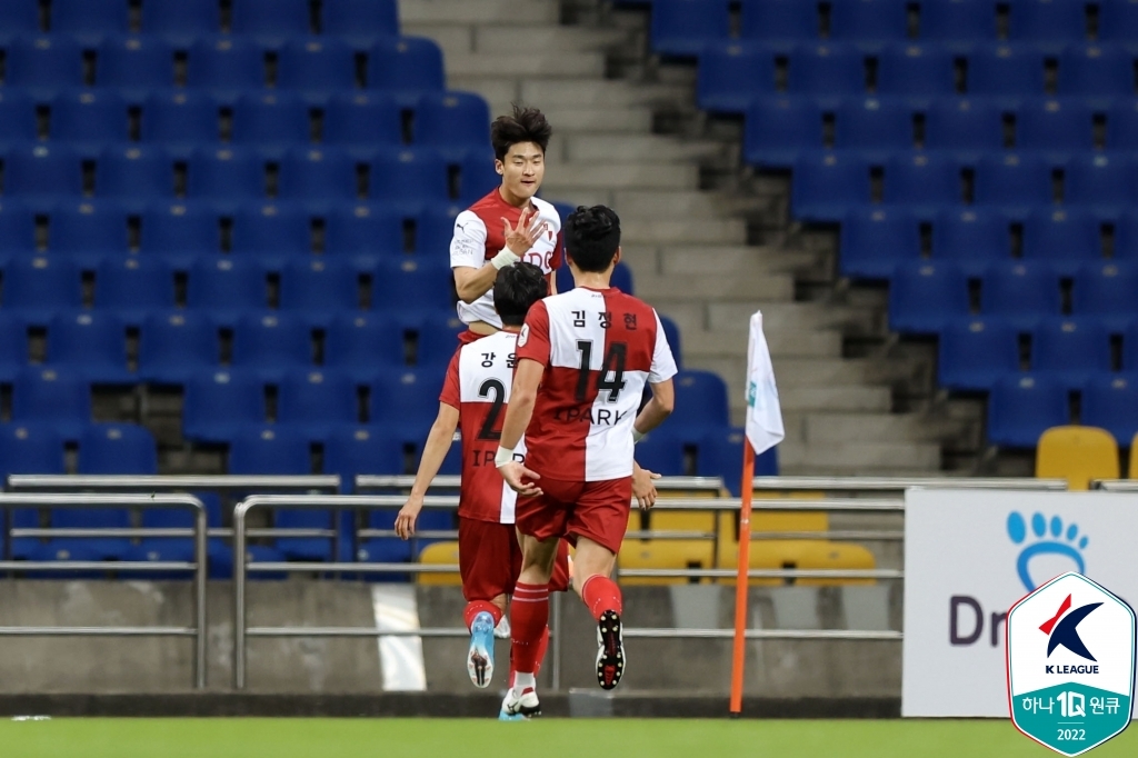 Cerimônia de gol de Busan Lee Sang Hyun contra Chungnam Asan.